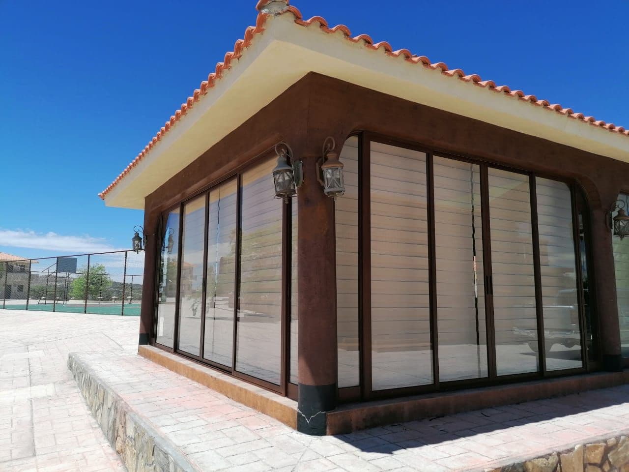 Palapa con cancelería terminada
